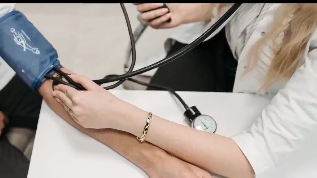 2월 영하권 아침, 기상 직후 '심혈관 스파이크' 방지: 5분 발목 스트레칭과 실전 혈압 관리 동영상 썸네일
