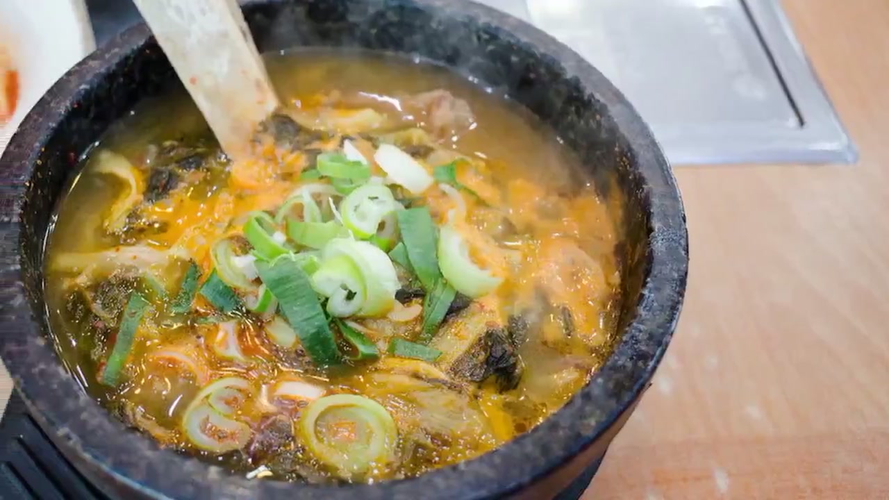 설날 떡국과 갈비찜 섭취 후 혈당 스파이크 방지법: 식후 10분 제자리 걷기의 의학적 효능과 건강 관리 전략 동영상 썸네일