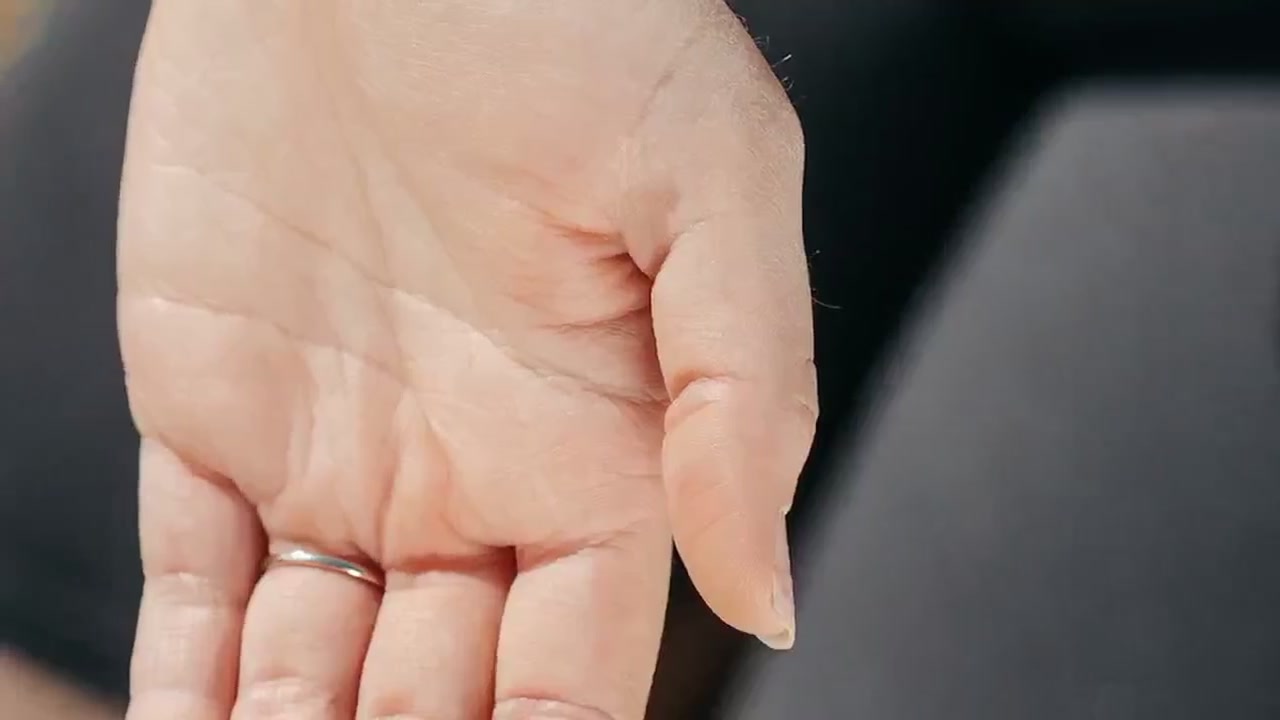 스마트폰 라이브 배팅 및 코인 단타 유저를 위한 배터 건강 관리: 손목 터널 증후군 원인과 5분 전완근 스트레칭 동영상 썸네일