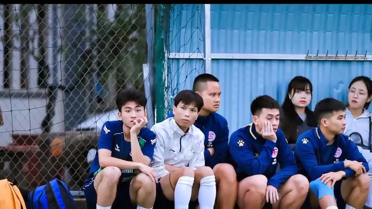 유로파리그 동유럽 원정 후 EPL 복귀전: 후반 70분 수비 저하와 다득점 오버 배팅 가이드 동영상 썸네일