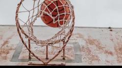 NBA 토요 농구: 센터 리바운드가 속공과 오버/언더 배당률에 미치는 전술적 상관관계 심층 분석